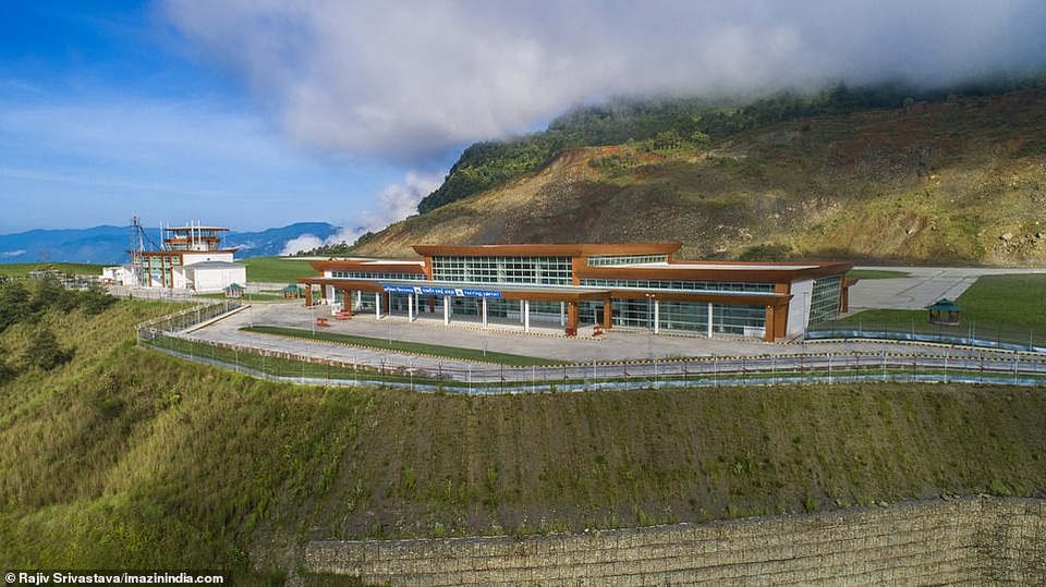 Ngợp mắt trước sân bay nằm trên “nóc nhà thế giới” - 4