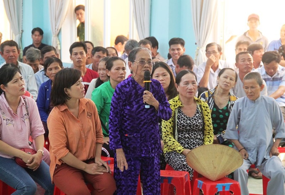 Chủ tịch tỉnh đối thoại với dân: “Cán bộ nếu không xứng đáng thì nên nghỉ” - 2 Người dân xã Mỹ An bức xúc trình bày ý kiến lên lãnh đạo tỉnh Bình Định.