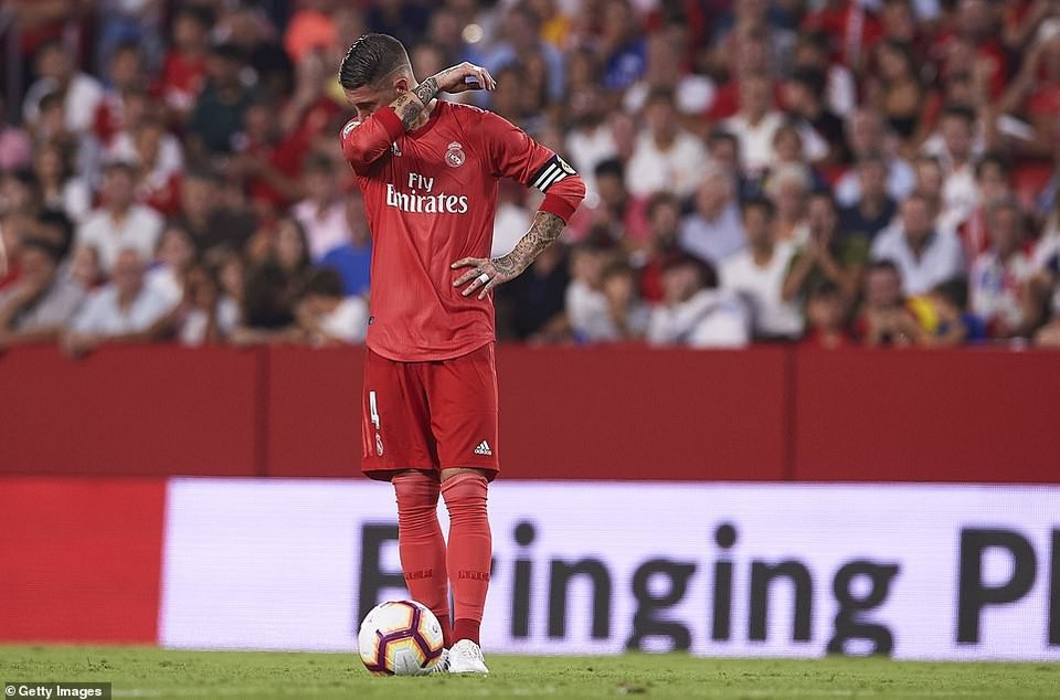 Sevilla 3-0 Real Madrid: Cú sốc tại Sanchez Pizjuan - 3
Nỗi buồn thất bại của thủ quân Sergio Ramos