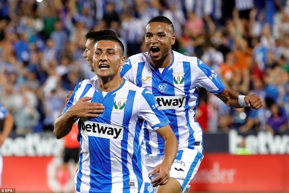 Leganes 2-1 Barcelona: Cú ngược dòng ngoạn mục - 8
Oscar ăn mừng bàn thắng nâng tỷ số lên 2-1 ở phút 53