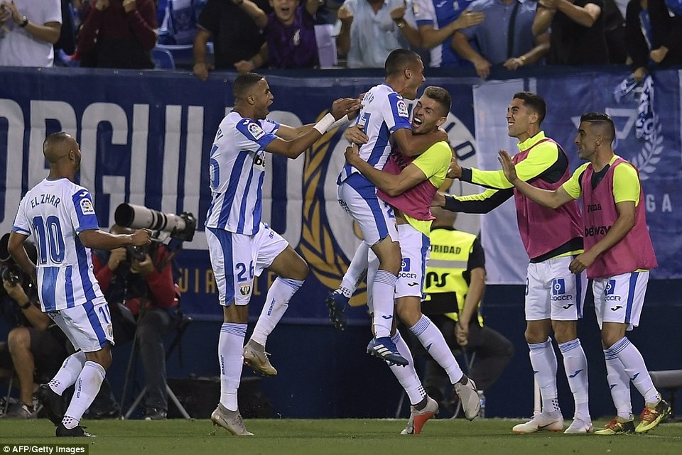 Leganes 2-1 Barcelona: Cú ngược dòng ngoạn mục - 12
Niềm vui của các cầu thủ Leganes