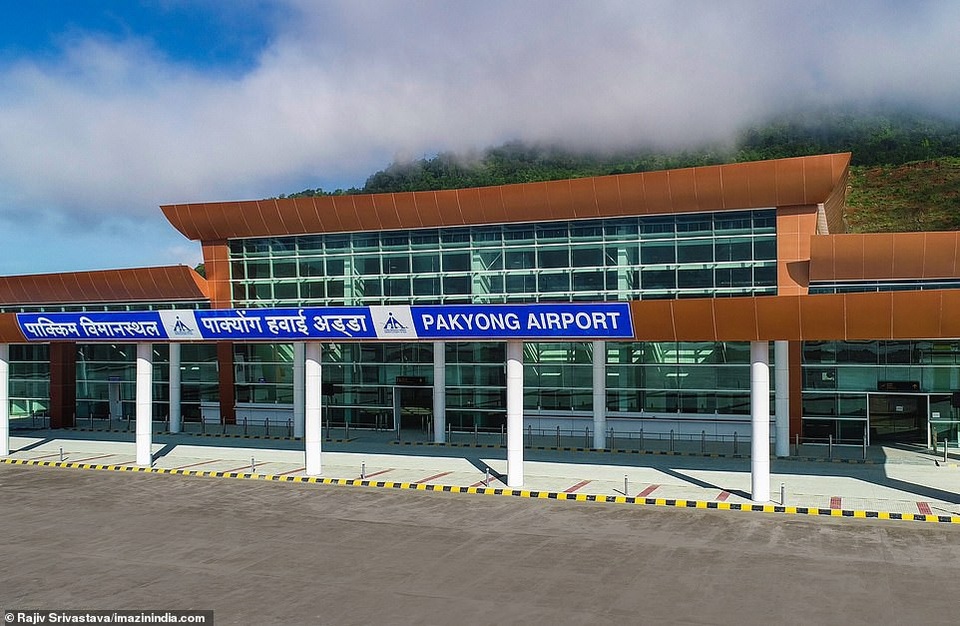 Bên ngoài sân bay thứ 100 của Ấn Độ