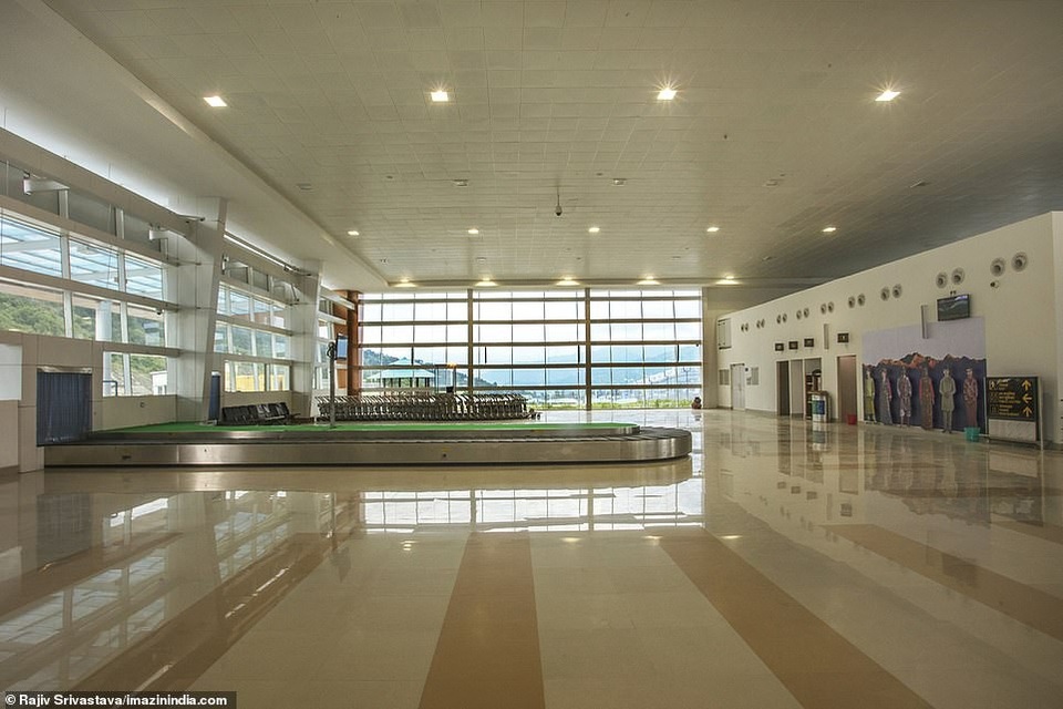 Sảnh bên trong nhà ga sân bay