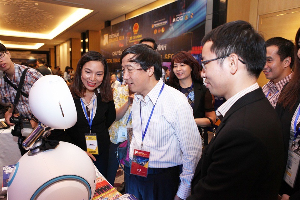 Vietnam Finance 2018: Nhà cung cấp hóa đơn điện tử duy nhất chia sẻ về Blockchain - 1
Ông Nguyễn Đại Trí – Phó Tổng cục trưởng Tổng cục Thuế, Bộ Tài chính tham quan khu trưng bày của MISA bên lề Hội thảo
