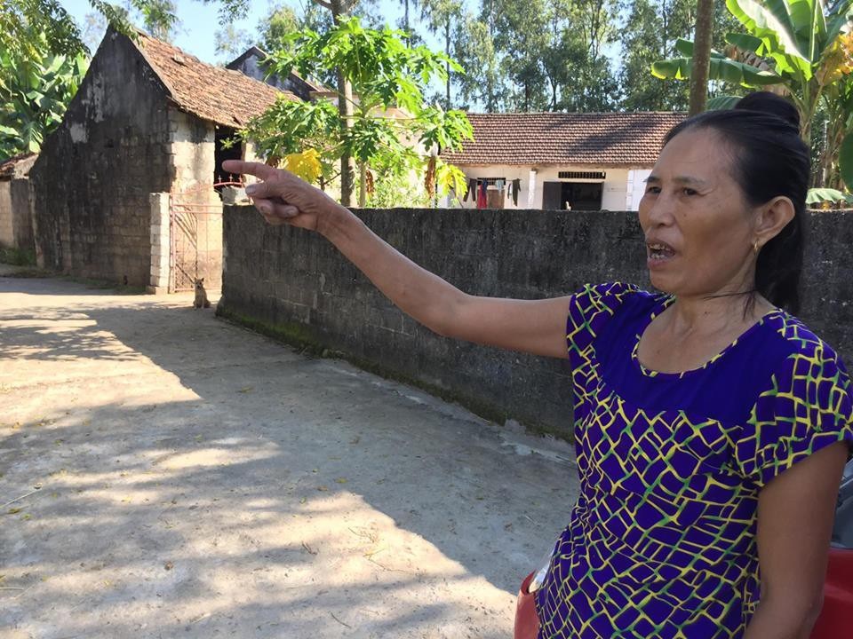 Nước bất ngờ chuyển màu, cá chết trắng kênh - 2 Những người dân ở xã Tùng Lộc và xã Thuần Thiện hết sức lo lắng trước hiện tượng bất thường này