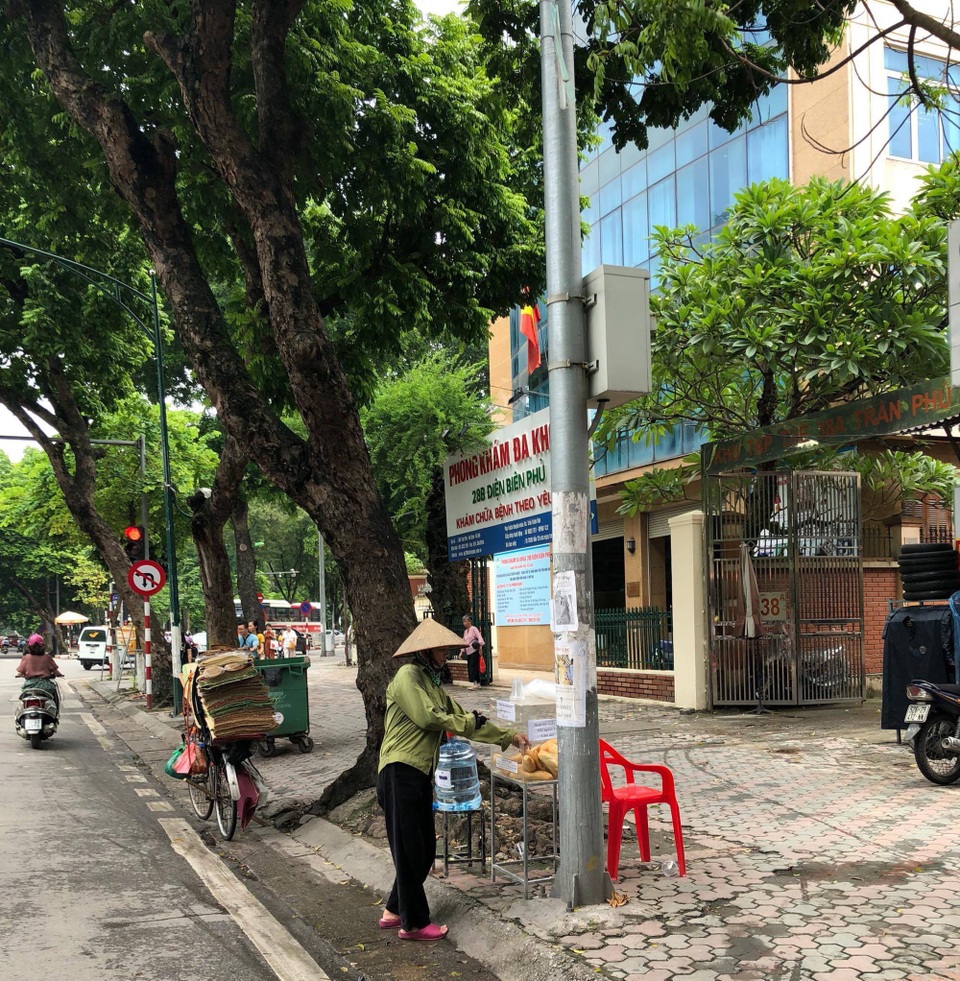 Tủ bánh mì "khơi dậy phần thiện trong mỗi con người" - 2
Khách hàng của thùng bánh mì từ thiện chủ yếu là những người bán hàng rong, lao động nghèo.