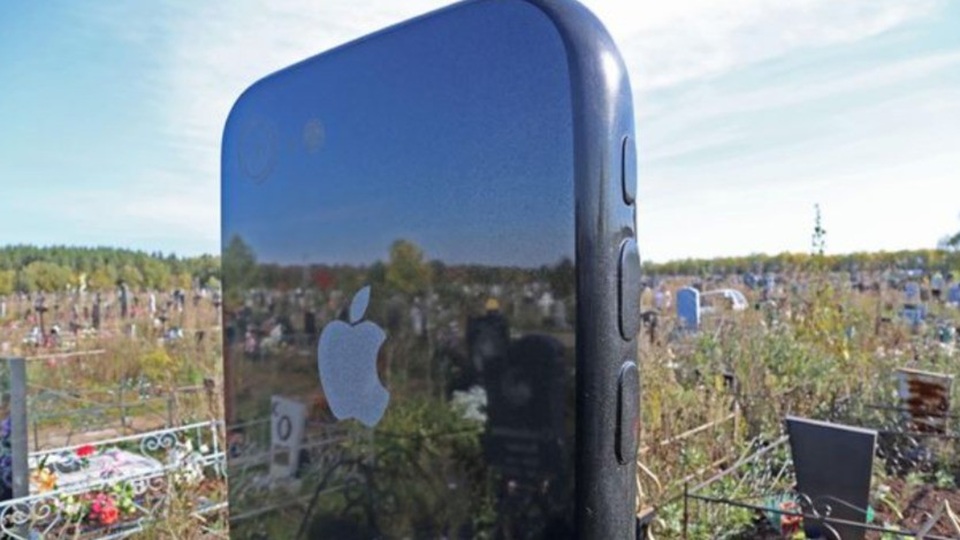 Ông bố chi núi tiền làm bia mộ cao 1,5m hình iPhone cho con gái mất sớm - 2 Mặt sau của tấm bia mộ thậm chí còn có biểu tượng của hãng Apple. (Nguồn: Ufa1/east2west news)