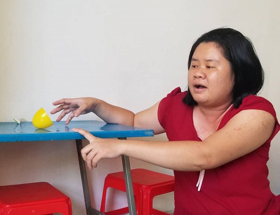 Vụ bé gái bị bỏng miệng: Gia đình trông trẻ nhận trách nhiệm - 3 Chị Mỹ Nga tả lại tình huống ly nước bị đổ gây bỏng cho bé Ngân