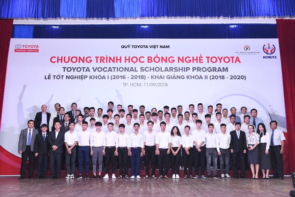 “Học bổng Dạy nghề Toyota” - chắp cánh ước mơ cho sinh viên nghèo - 3 Các em sinh viên Khóa 1 và Khóa 2 chụp ảnh lưu niệm cùng các vị lãnh đạo trong BTC.