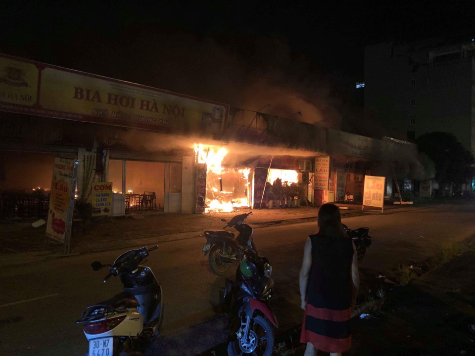 Hà Nội: Cháy lớn xảy ra tại 4 cửa hàng ở khu tái định cư - 1 Đám cháy gây ảnh hưởng tới 4 cửa hàng.