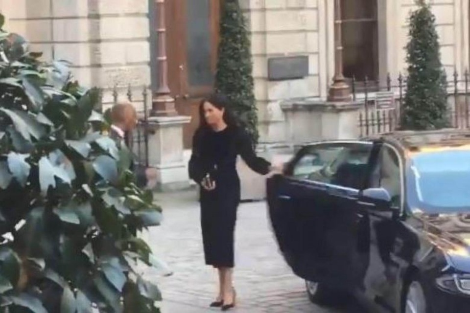 Hành động đóng cửa xe gây bất ngờ của Công nương Anh - 1 Công nương Meghan tự đóng cửa xe hơi (Ảnh: Twitter)