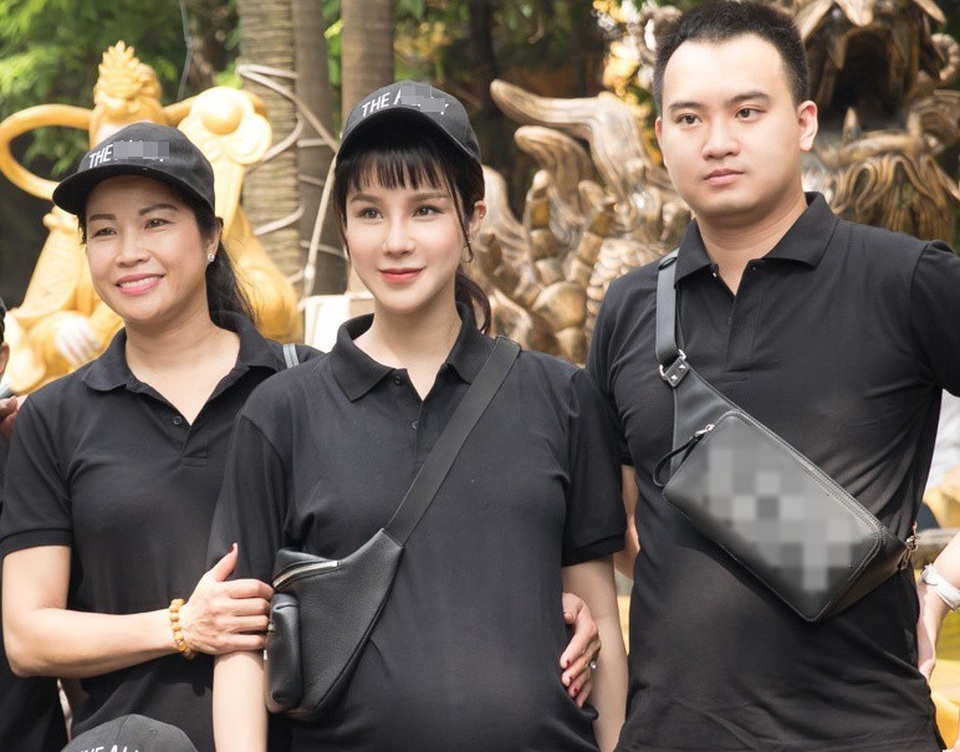 Mang bầu 8 tháng, Diệp Lâm Anh vẫn năng động cùng mẹ đẻ và chồng thiếu gia đi trao quà tại chùa Ký Quang ở Gò Vấp, TP.HCM. 