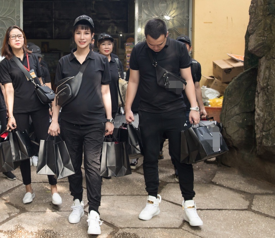 Hiện tại, Diệp Lâm Anh đang mang bầu ở tháng thứ 8 của thai kỳ, cô dự sinh vào những ngày cuối tháng 9, đầu tháng 10. Mang bầu nhưng mỹ nhân sinh năm 1989 sở hữu gu thời trang cực chất, cô vẫn rất năng động và làm việc vô cùng chăm chỉ. Cô cho biết, bản tính đã yêu thích công việc nên vẫn sẽ làm việc cho đến ngày đi sinh nở.