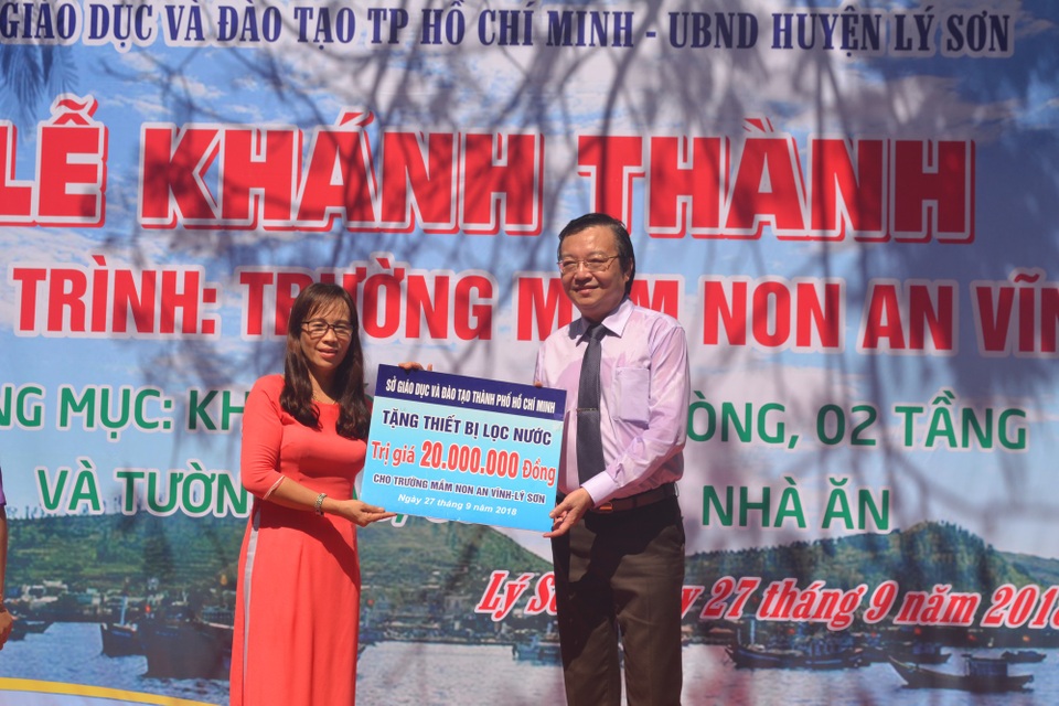 Ngành Giáo dục TPHCM xây trường cho học sinh đảo tiền tiêu - 2 
Sở GD-ĐT TPHCM tặng máy lọc nước cho trường Mầm non An Vĩnh