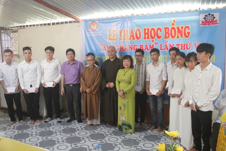 Học bổng “Ánh trăng rằm” nâng bước sinh viên khó khăn - 1
Buổi lễ trao học bổng Ánh trăng rằm lần thứ VI.