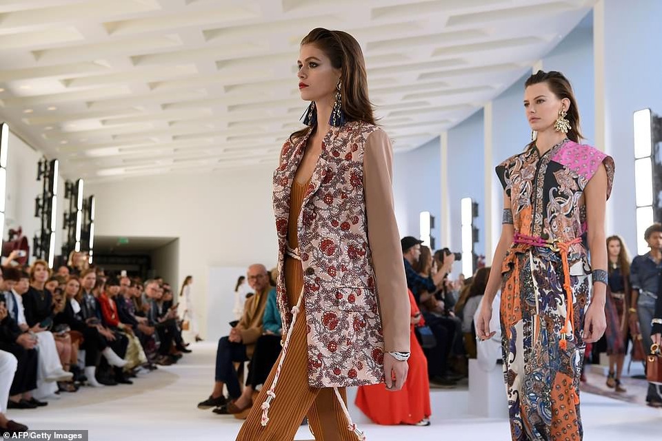 Con gái Cindy Crawford tỏa sáng tại Paris - 5 
Kaia Gerber được bố mẹ khen ngoan ngoãn, khéo ứng xử và chăm chỉ. Dù đã nổi tiếng nhưng Kaia Gerber sống rất giản dị và kín đáo