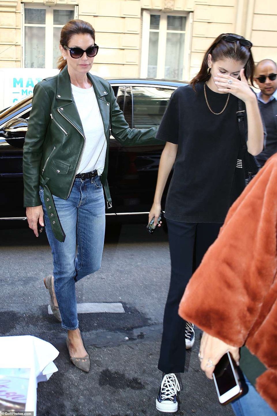 Con gái Cindy Crawford tỏa sáng tại Paris - 6 
Siêu mẫu Cindy Crawford thường đồng hành cùng con gái cưng trong các sự kiện, cô nói mình không bao giờ ép con gái phải làm theo ý mình mà chỉ hướng dẫn con khi bước vào nghề người mẫu