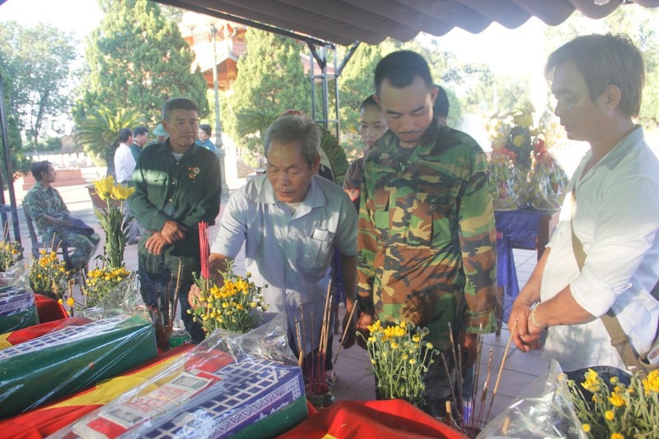 Người thân xúc động đón nhận hài cốt liệt sĩ sau nửa thế kỷ - 1 Những người thân của liệt sĩ Nguyễn Văn Hưng tìm thấy hài cốt liệt sĩ sau 50 năm.