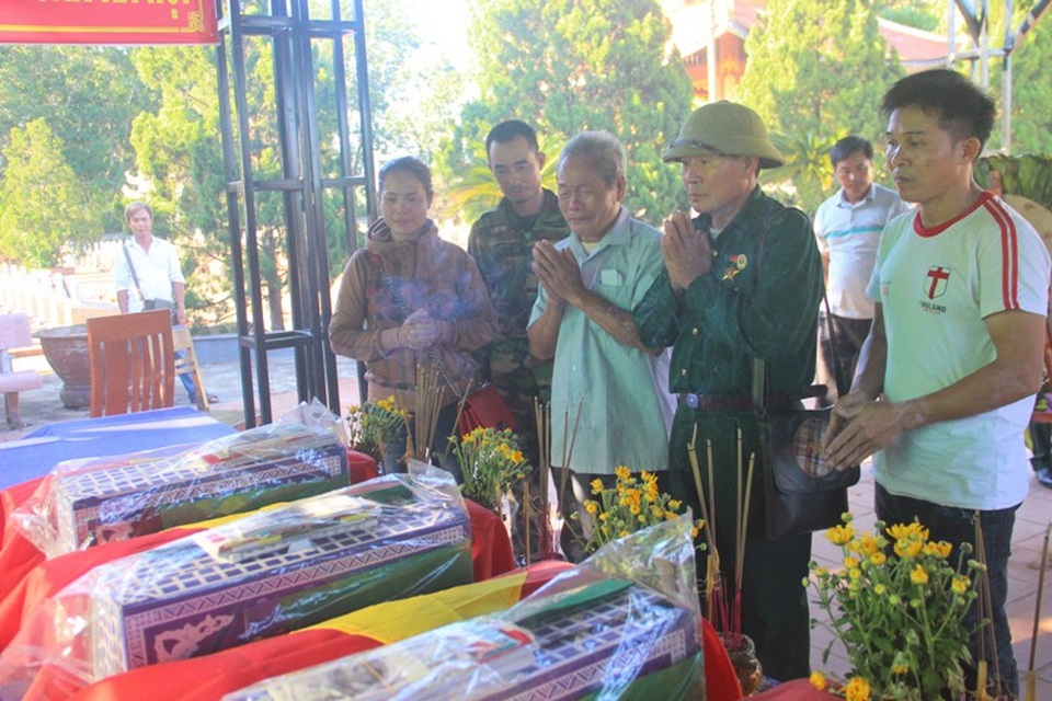 Người thân xúc động đón nhận hài cốt liệt sĩ sau nửa thế kỷ - 2 Niềm xúc động trào dâng khi tìm thấy người thân.