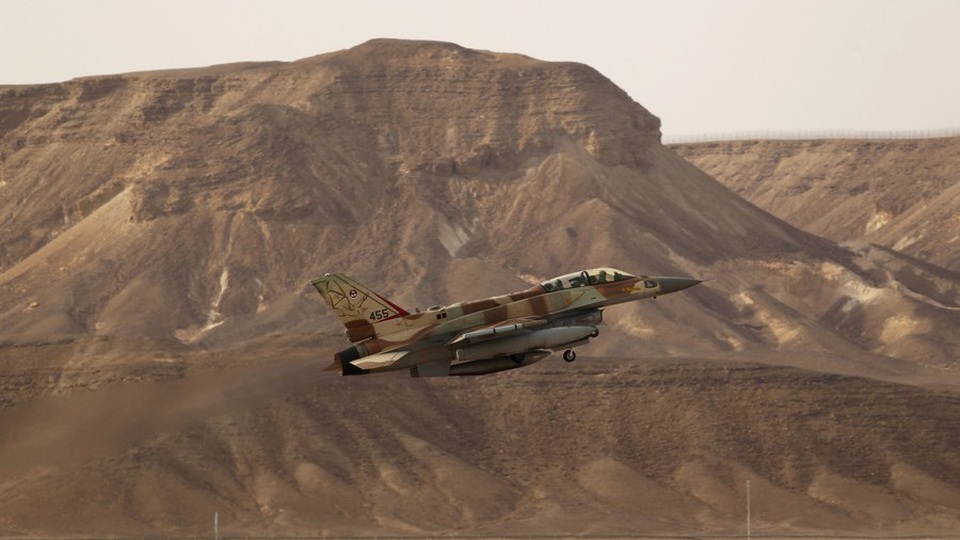 Iran cảnh báo Israel phải “hối tiếc” nếu tiếp tục tấn công Syria - 1
Một máy bay F-16 của Israel (Ảnh: Reuters)