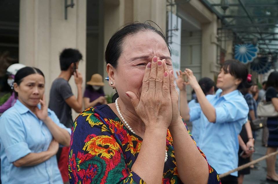 Người dân Hà Nội tiễn biệt Chủ tịch nước Trần Đại Quang - 3 Một phụ nữ bật khóc khi đoàn xe chở lĩnh cữu Chủ tịch nước đi qua các con phố ở khu vực Nhà hát Lớn. (Ảnh: Quân Đỗ).