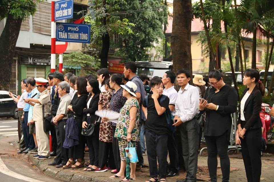 Người dân Hà Nội tiễn biệt Chủ tịch nước Trần Đại Quang - 1 Ngay từ sớm, người dân đã tập trung tại khu vực phố Nguyễn Công Trứ và Trần Thánh Tông để tiễn biệt Chủ tịch nước. (Ảnh: Trọng Trinh).