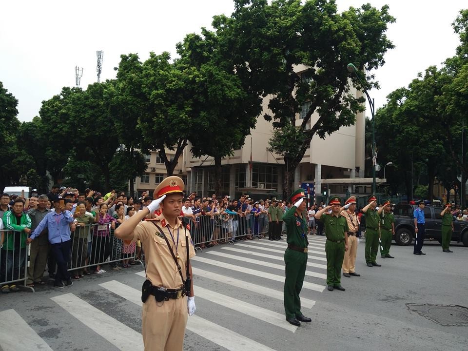 Người dân Hà Nội tiễn biệt Chủ tịch nước Trần Đại Quang - 13 Chiến sĩ Công an chào tiễn biệt Chủ tịch nước. (Ảnh: N.D).