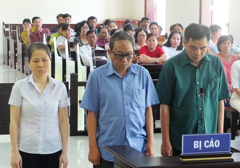 Nguyên giám đốc bệnh viện cùng 2 thuộc cấp… chia nhau 20 năm tù - 1 Các bị cáo Trương Thị Tuyết Mai và Dương Thành Nỉ cùng bị cáo Võ Văn Khôi lắng nghe HĐXX tuyên án