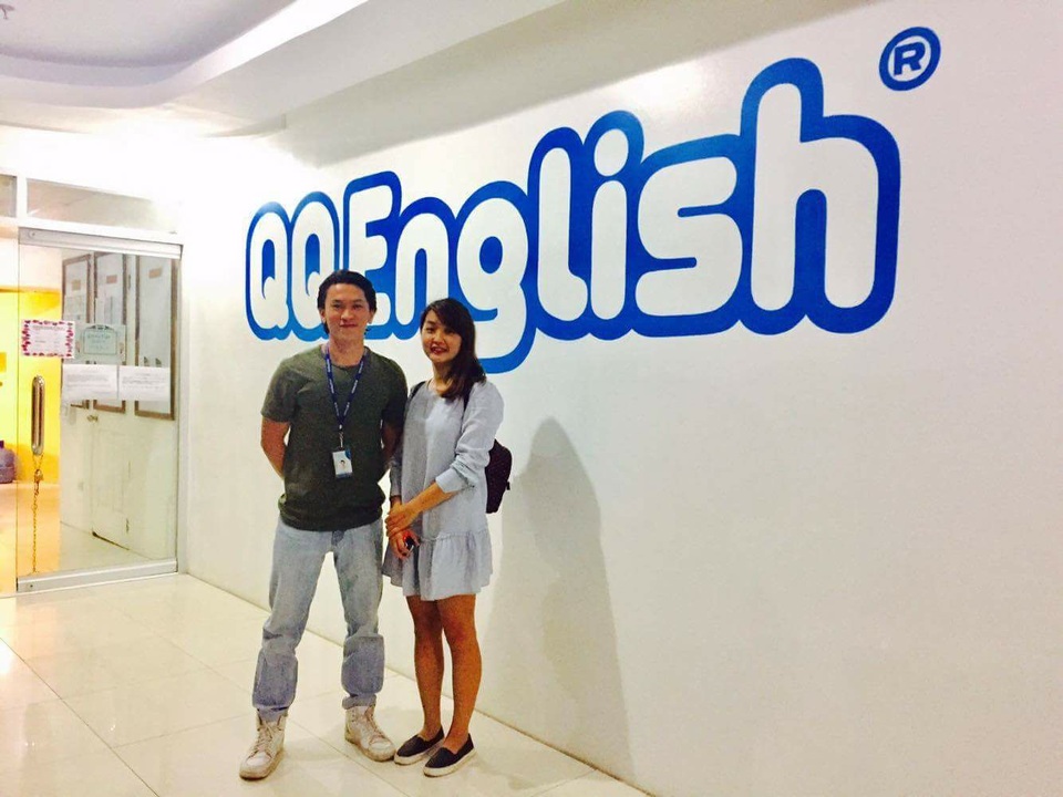 Nắm bắt xu thế tiếng Anh 4.0 tại trường Anh ngữ QQ English - 3
Anh Nguyễn Duy Tuấn (bên trái) - quản lý học viên Việt Nam - trong ngày làm việc tại trường.