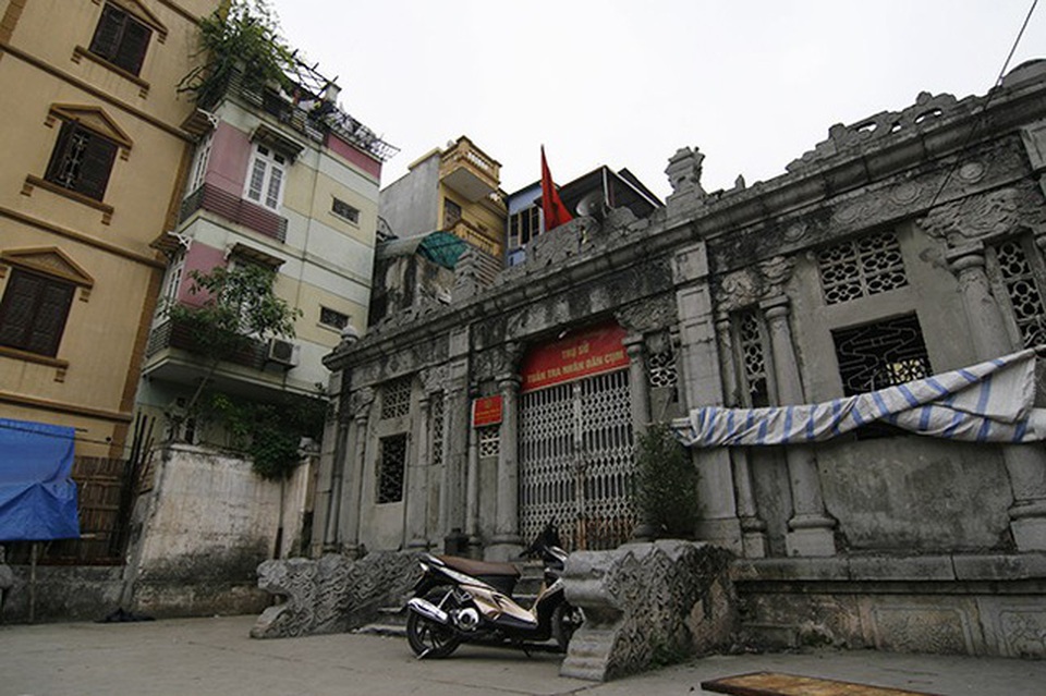 Không còn ai ở đây, nên toàn bộ khu vực lăng mộ bị bỏ hoang, hai lăng mộ đá khổng lồ của ông Khải và ông Phu cũng không có người trông nom, hương khói.