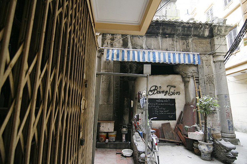 Phía sau ngôi mộ của ông Hoàng Cao Khải là mộ của con trai ông, tức Hoàng Trọng Phu. Ông Phu từng du học bên Pháp, có bằng kỹ sư, sau về Việt Nam, được nhà Nguyễn giao cho chức Tổng đốc Hà Đông thay cha.