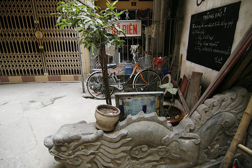 Những nét hoa văn được chạm trổ trên các cây cột sứt mẻ, biến màu theo thời gian.