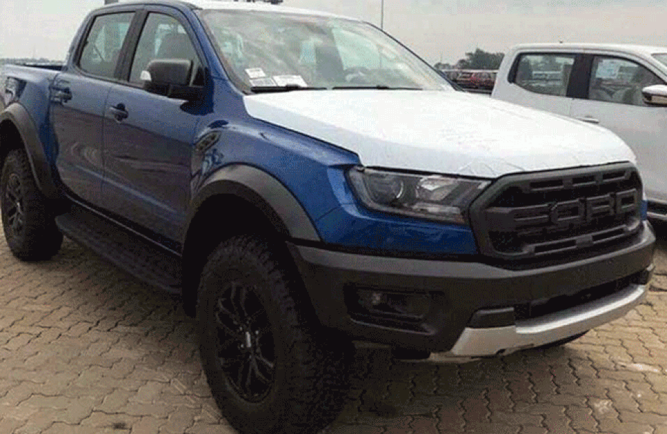 Những chiếc Ford Ranger Raptor đầu tiên cập cảng Sài Gòn.