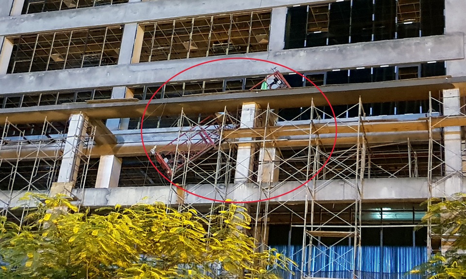 Hà Nội: Khung sắt từ cao ốc rơi xuống đường, một phụ nữ tử vong - 2 Ròng rọc treo lơ lửng.