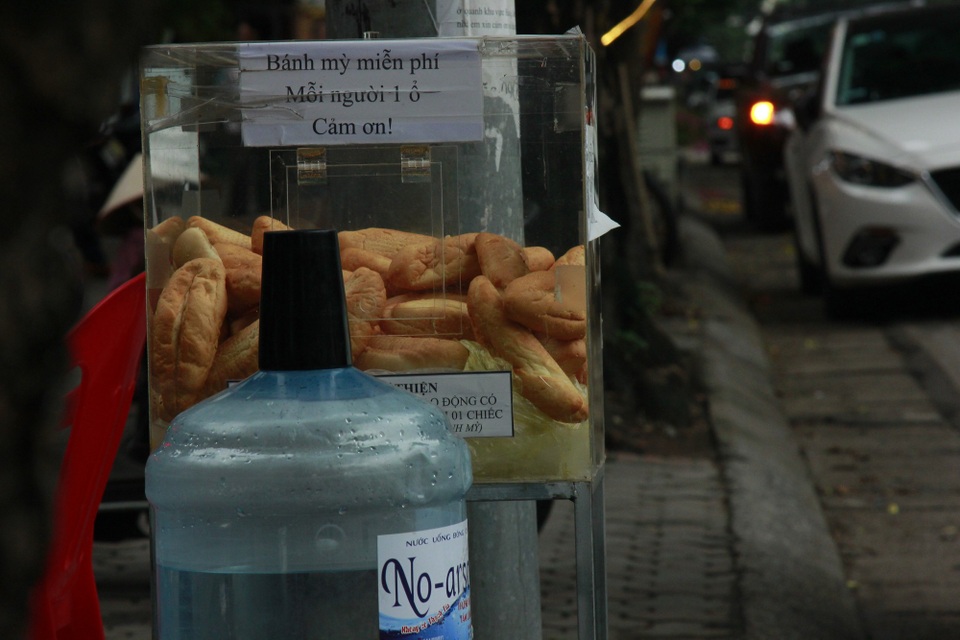 Tủ bánh mì "khơi dậy phần thiện trong mỗi con người" - 1 Người nghèo dừng lại lấy bánh mì từ thiện còn được phục vụ nước uống miễn phí.