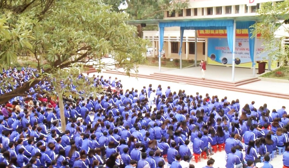Chương trình hướng nghiệp miễn phí “Góc nhìn cuộc sống” dành cho các trường THPT - 1 Ông Ngô Minh Tuấn (trên sân khấu) trong một chương trình hướng nghiệp cho hơn 1.000 học sinh tại Trường THPT tại Bắc Ninh.