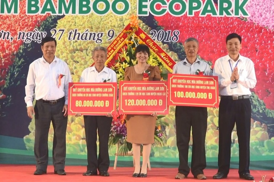 Công viên sinh thái tre luồng đầu tiên tại xứ Thanh - 4 Trao tiền hỗ trợ Hội Khuyến học tỉnh Thanh Hóa, Hội đồng họ Lê Việt Nam, các huyện.