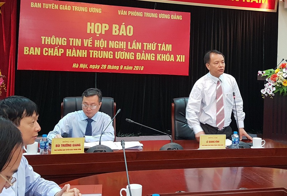 Hội nghị Trung ương 8 có những nội dung chuẩn bị cho Đại hội Đảng XIII - 2
Phó Chánh Văn phòng TƯ Đảng Lê Quang Vĩnh thông tin tại cuộc họp báo