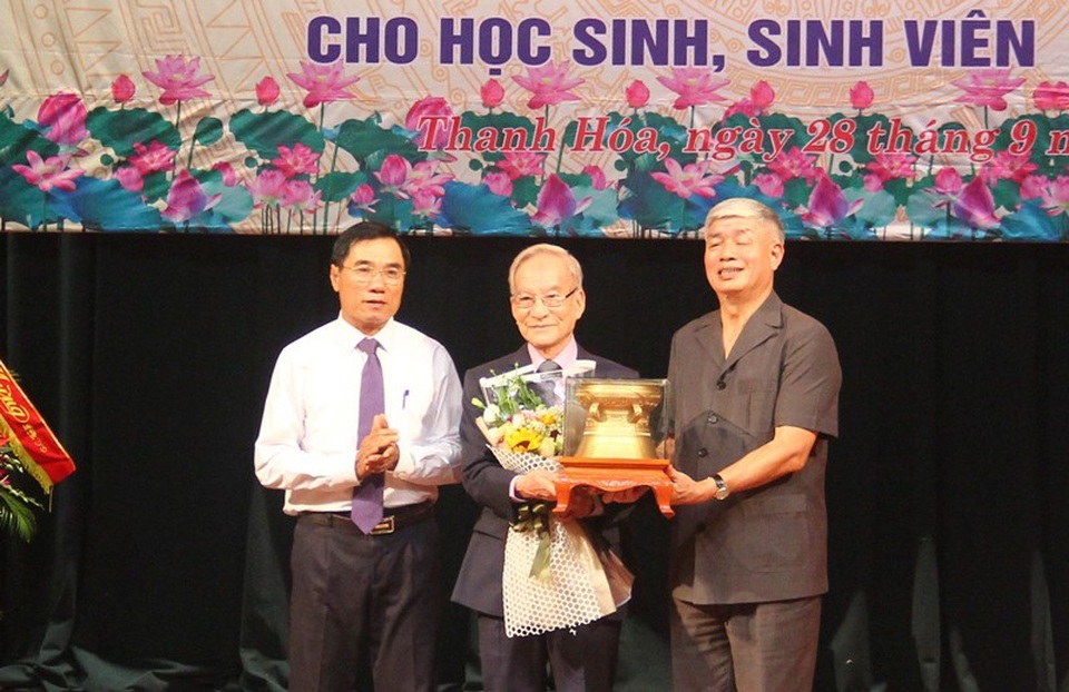 
Ông Phạm Đăng Quyền, Phó Chủ tịch UBND tỉnh và ông Vương Văn Việt, Chủ tịch Hội khuyến học tặng hoa và quà chúc mừng gia đình GS. Lê Viết Ly đã dành nhiều tâm huyết cho công tác KHKT của tỉnh Thanh Hóa.
