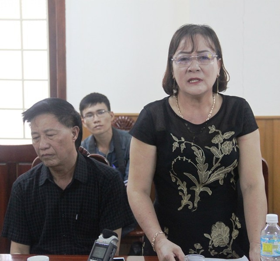 Tàu vỏ thép hư hỏng: Giám đốc Đại Nguyên Dương bật khóc mong ngư dân chia sẻ - 4 Ông Nguyên mệt mỏi đành phải để cho bà Phó Giám đốc Công ty Đại Nguyên Dương trả lời tại cuộc họp.