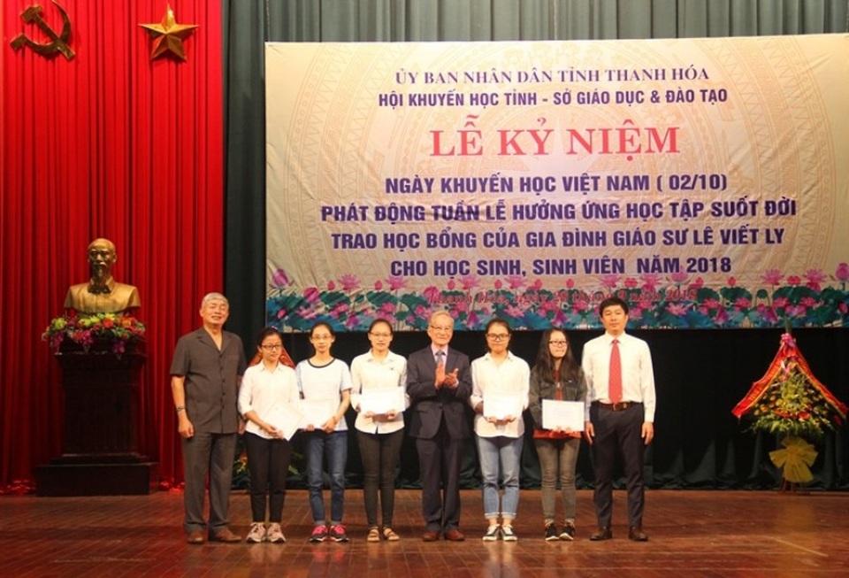 
Đại diện lãnh đạo HKH tỉnh và gia đình GS.Lê Viết Ly trao học bổng đến sinh viên nghèo vượt khó học giỏi.
