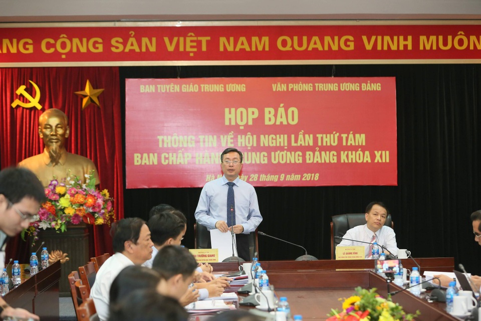 Ràng buộc trách nhiệm nêu gương cao nhất với Ủy viên Bộ Chính trị - 2
Phó Trưởng Ban Tuyên giáo TƯ Bùi Trường Giang chủ trì cuộc họp báo