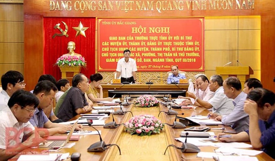 Bí thư tỉnh uỷ Bắc Giang họp trực tuyến, trực tiếp chỉ đạo giải quyết hàng loạt vấn đề nóng! - Ảnh 1. Bí thư tỉnh uỷ Bắc Giang họp trực tuyến, trực tiếp chỉ đạo giải quyết hàng loạt vấn đề nóng! - Ảnh 1.