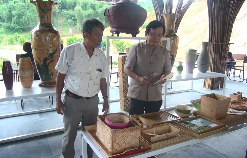 Công viên sinh thái tre luồng đầu tiên tại xứ Thanh - 3 Nhiều sản phẩm được làm từ tre, luồng thu hút du khách tham quan.