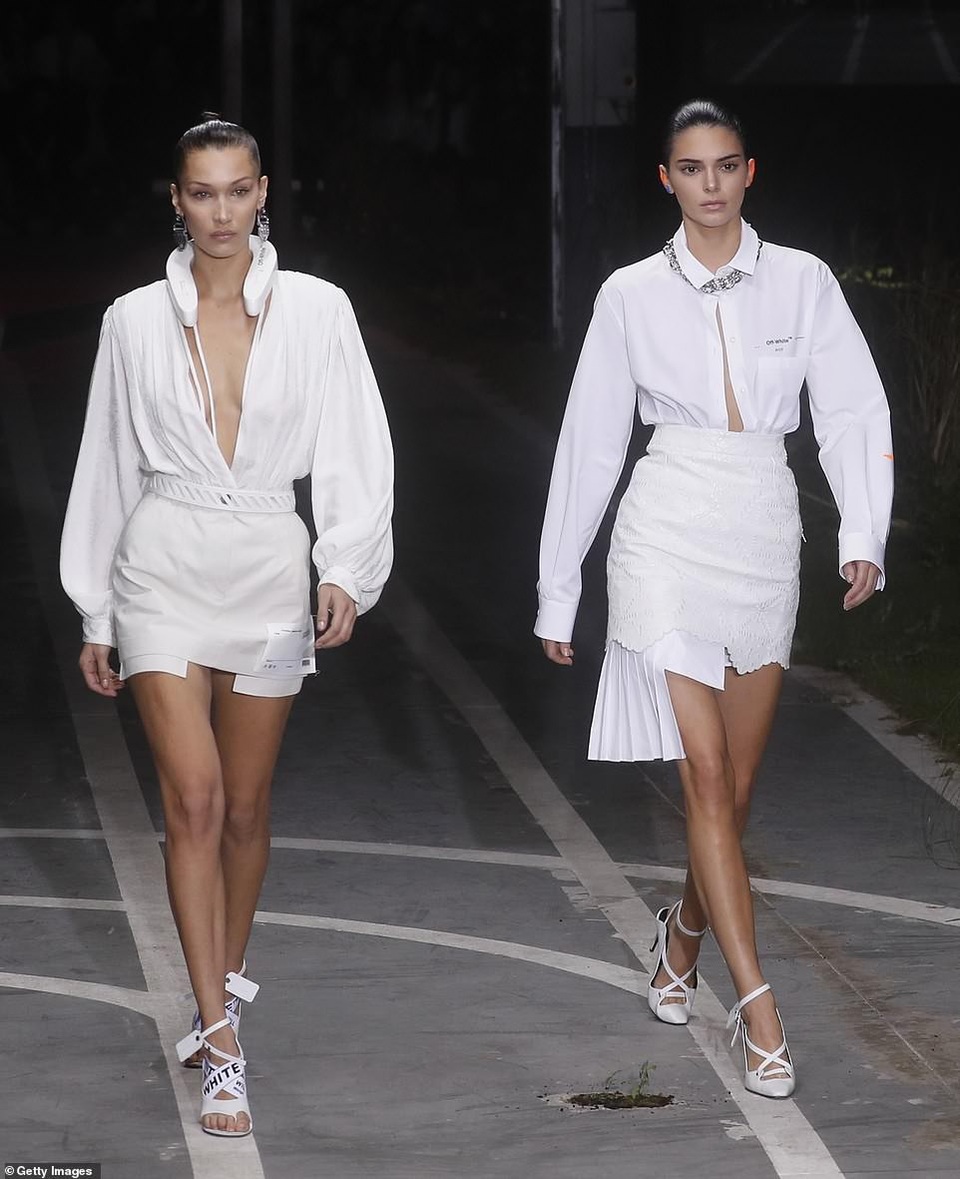 
Trên sàn diễn là 2 vơ đét Kendall Jenner và Bella Hadid
