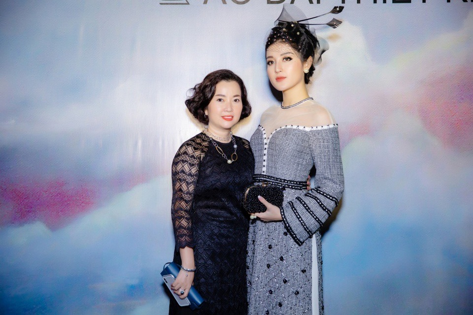 “Người đàn bà đẹp nhất Việt Nam” bất ngờ tái xuất - 8 Đi cùng Á hậu Huyền My là mẹ của cô. Nổi tiếng với vẻ ngoài sang trọng, quý phái, chị Lan Phương gây chú ý khi diện bộ áo dài ren màu đen thanh lịch.