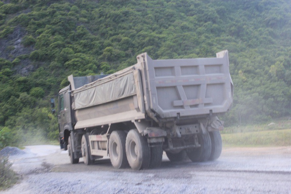Mỗi ngày có hàng trăm lượt xe ra, vào các mỏ đá, tuy nhiên các đơn vị khai thác vẫn chưa đảm bảo công tác sửa đường, tưới nước tránh bụi.