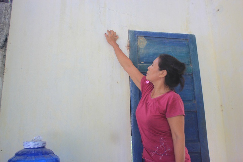 Không chỉ gây bụi và tiếng ồn, nhà bà Trần Thị Hạnh còn xuất hiện nhiều vết nứt nẻ ngang dọc do xe trọng tải lớn chạy rầm rập suốt ngày đêm.