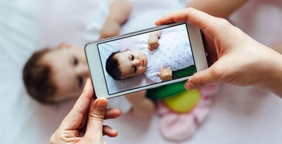 Cha mẹ bắt con làm việc nhà quá sức có thể bị phạt tới 5 triệu đồng - 2 Việc tiết lộ thông tin về đời sống riêng tư, bí mật cá nhân của trẻ em có thể bị phạt số tiền lớn (Ảnh minh hoạ)