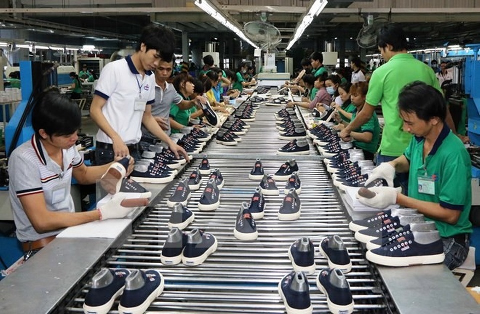 Da giày, dệt may “toát mồ hôi” với bài toán nguyên liệu và ô nhiễm - 1 Da giày và dệt may vẫn loay hoay với “bài toán” về nguồn nguyên liệu, ô nhiễm môi trường và nhân lực chất lượng.